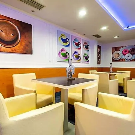 East 酒店 4*