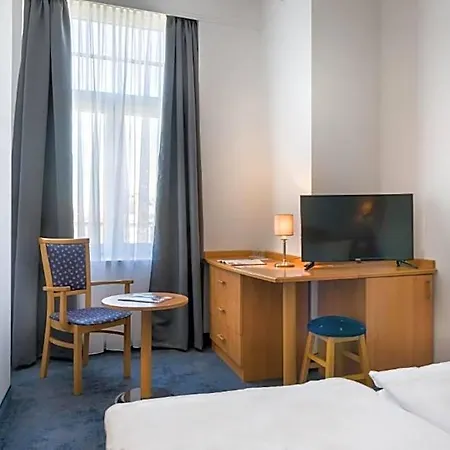Hotel East 4*