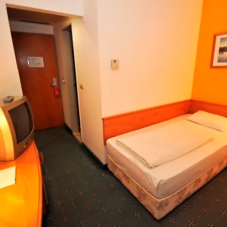 Hotel East 4*