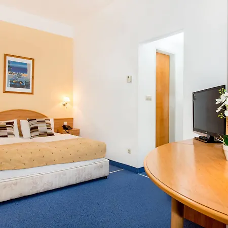 Hotel East 4*